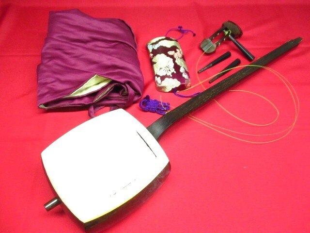 破れ・ヒビあり 地唄三味線 中棹 正寸 丸打胴 山サワリ 刻印なし 糸巻き 収納袋付き 弦楽器 和楽器 管理8T0410D-H8