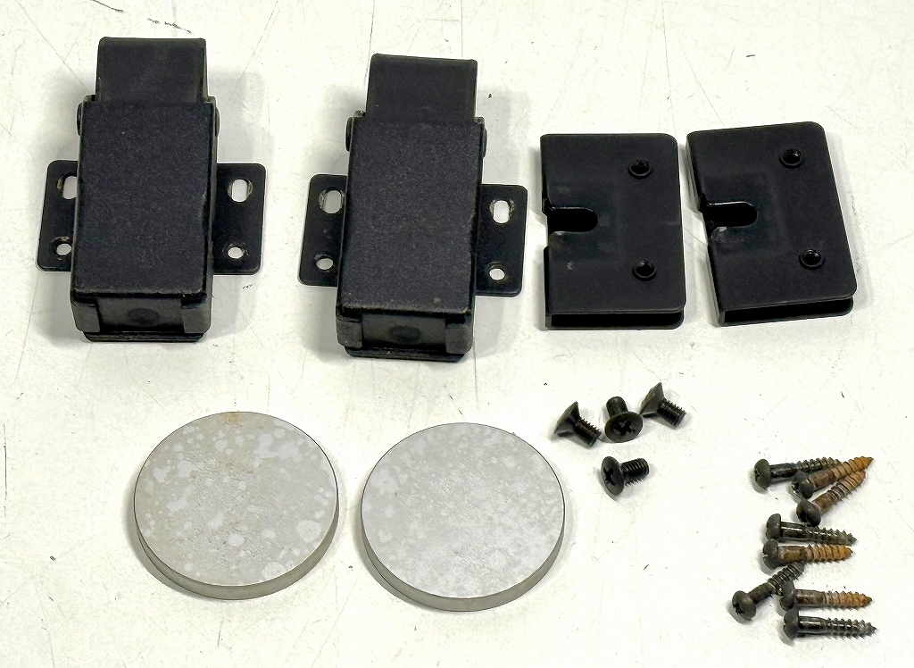 ヤマハ 中古オーディオ部品 YAMAHA GT-2000用丸形スイッチ、ダストカバー ヒンジ どちらも品番不明、部品取り・ジャンク扱い