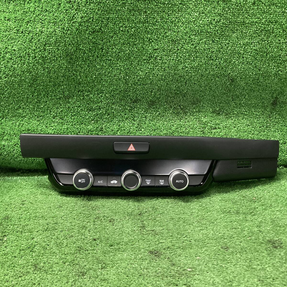 フィット クロスター GR5 エアコンスイッチ 作動確認済(A0785)