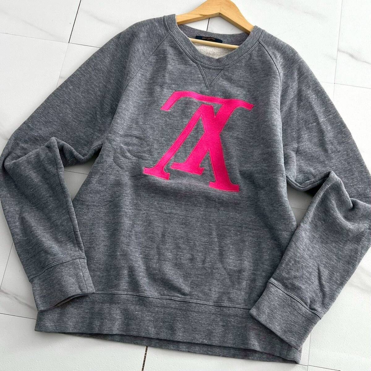 【希少サイズ/メンズXXL】美品 LOUIS VUITTON ルイヴィトン アップサイドダウン ロゴ刺繍スウェット グレー ネオンピンク 大きいサイズ
