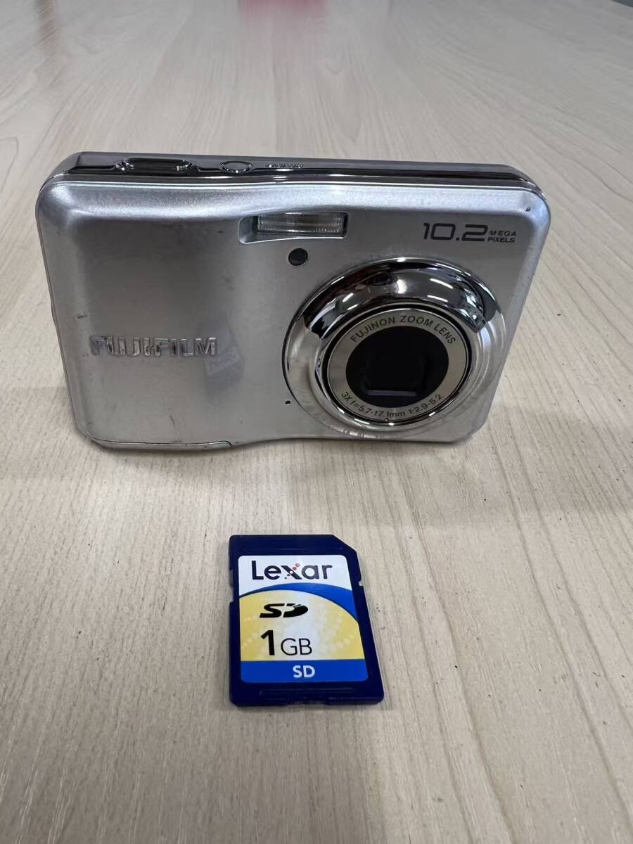 秋田発　コンパクトデジタルカメラ FUJIFILM 富士フィルム A170 シルバーカラー　1GBカット付き　動作確認済現状渡し