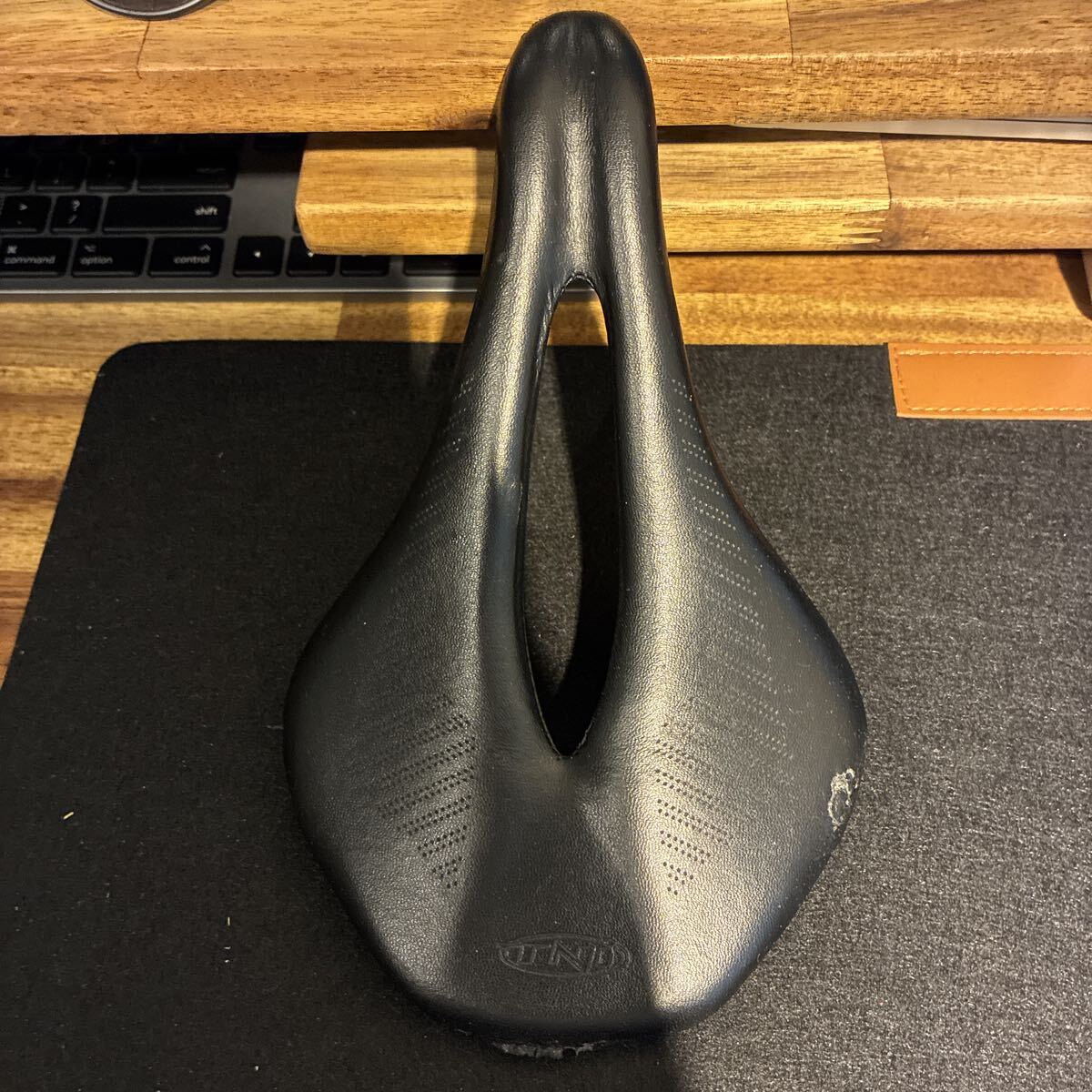 TNI TNI LiteFly カーボンショートサドル