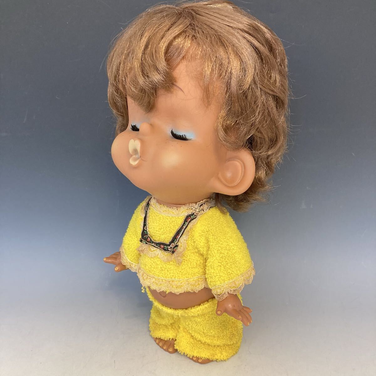 モンアミ ビンテージ ソフビ 人形　小麦色の女の子　キス人形（足裏にモンアミのシールあり、JAPAN、日本製）昭和レトロ　当時物　置物