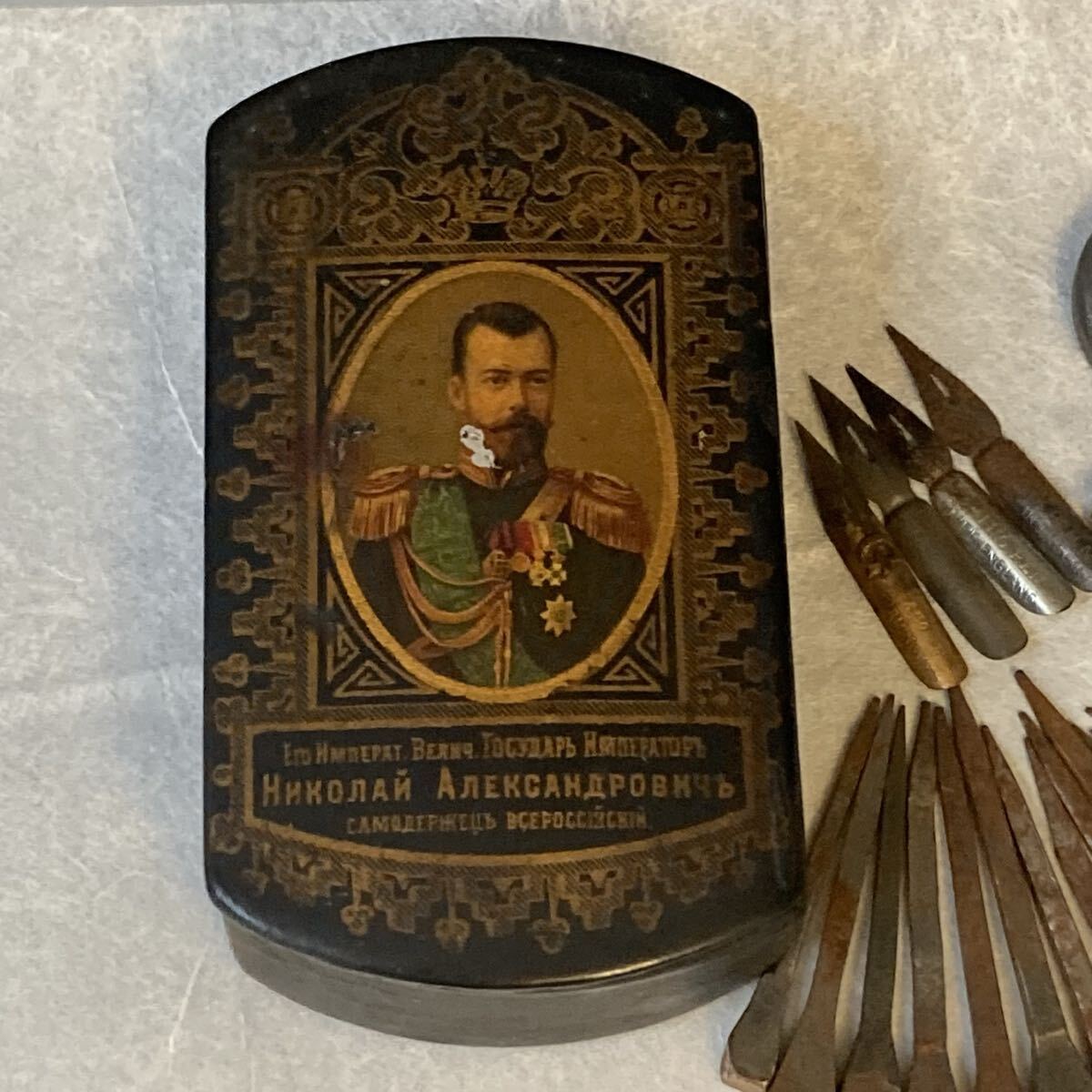 古い西洋小箱　ロシア皇帝ニコライ二世肖像のアンティークボックス（傷み有、中身そのまま、スクエア釘、ペン先ニブ、UKのパーツなど）