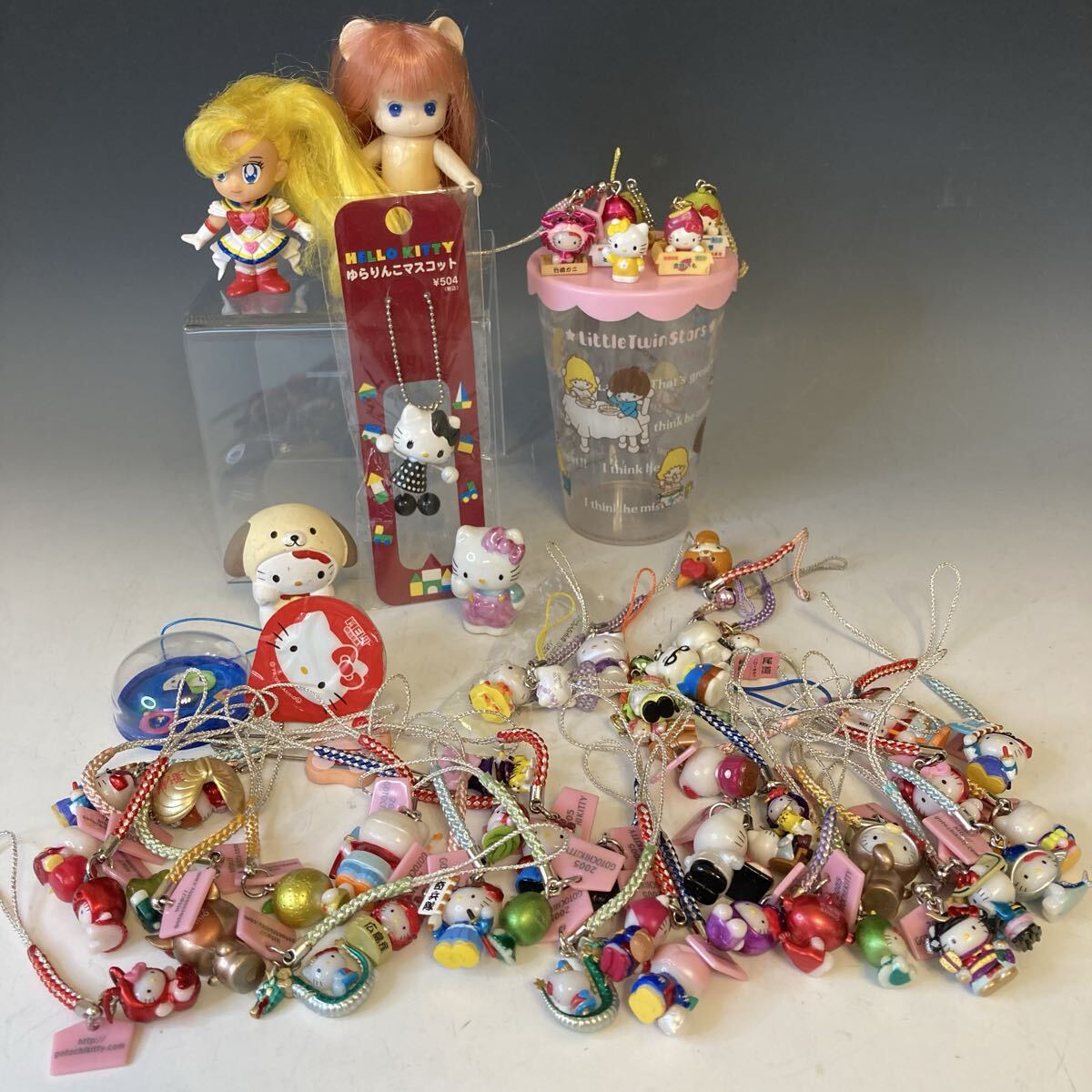 サンリオ ご当地 根付け キティちゃん、キキララカップ、セーラームーン、フラワーチャイルド　小さい人形　中古品