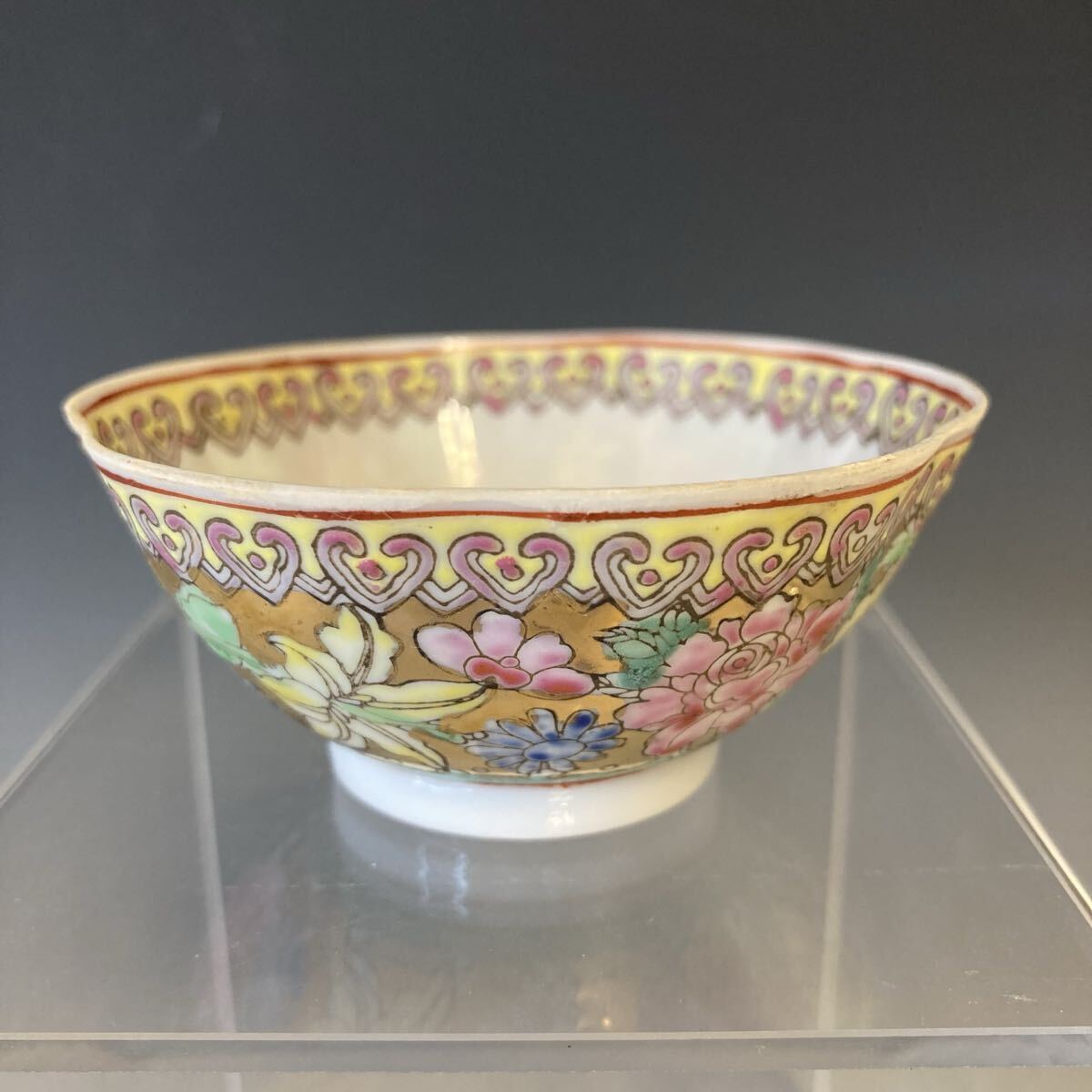 中国の薄い磁器　小さい器（口径8cm）金彩万花模様　中に龍　ビンテージ