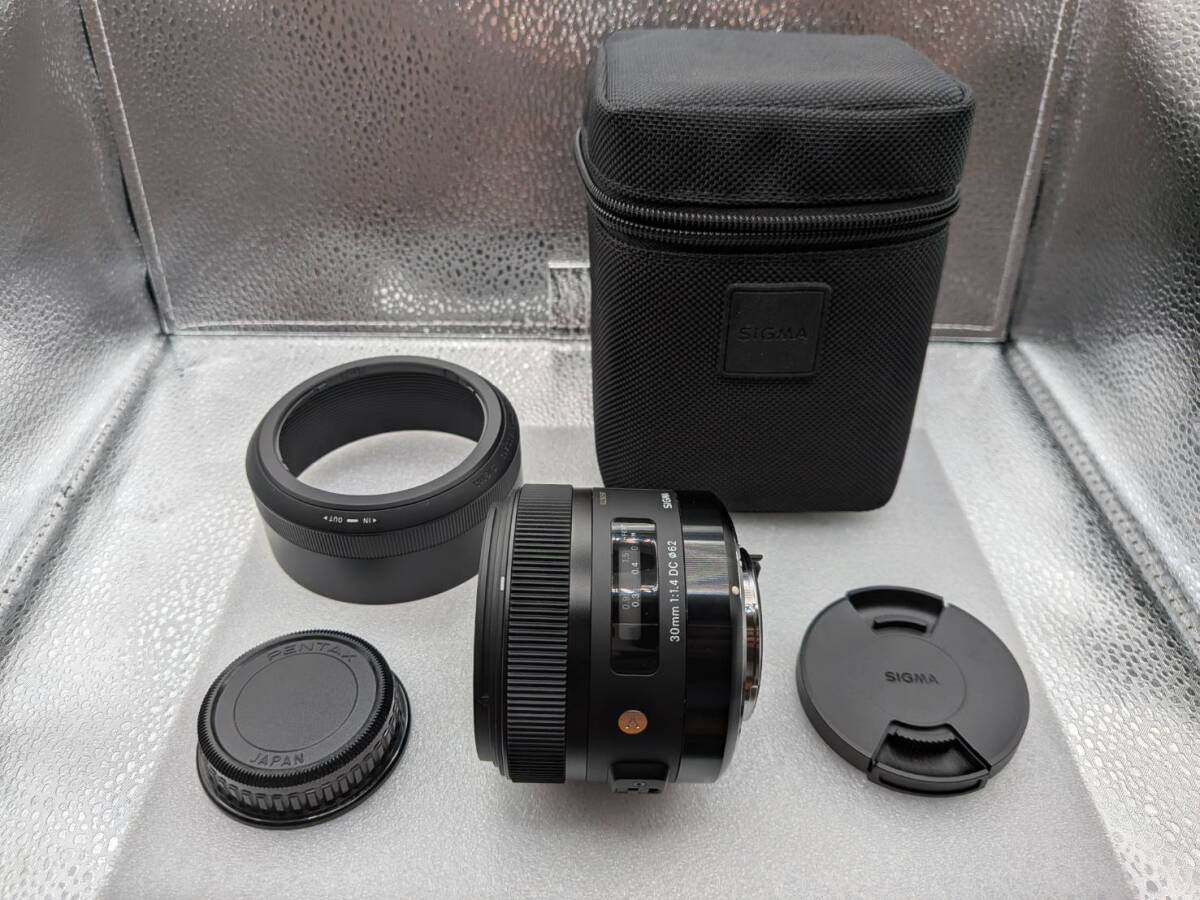 【美品】 SIGMA シグマ 30mm f1.4 DC HSM Art ペンタックス用Kマウント フィルター フード 付き[33]