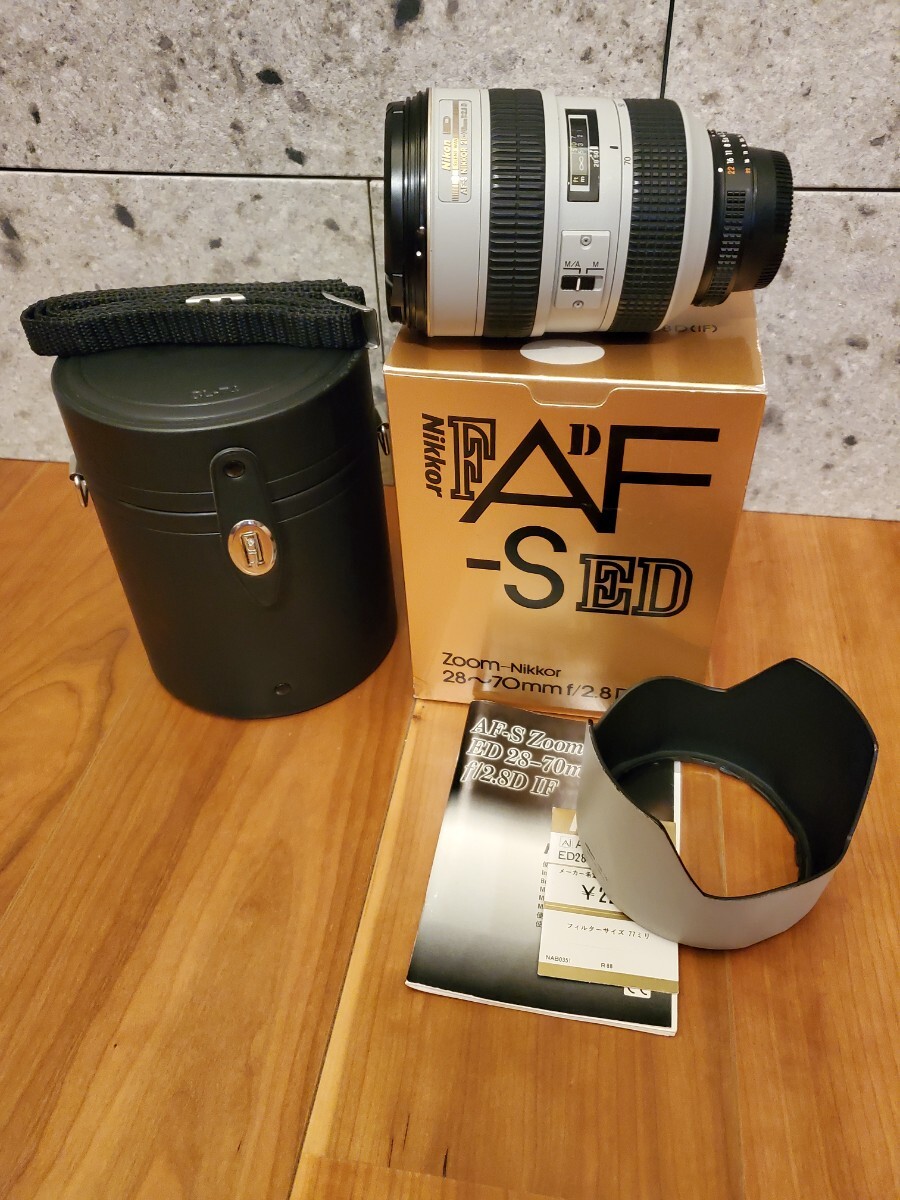Nikkor AF-S ED 28-70 f/2.8 ライトグレー