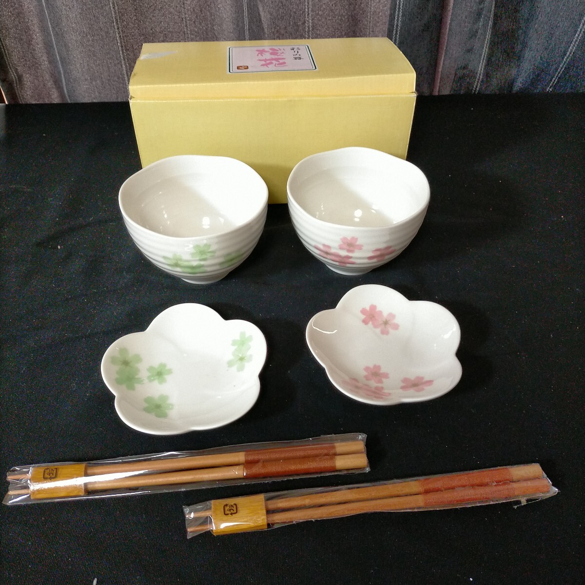 ●美濃焼彩りの器桜花ペア茶碗セット 花柄 和食器 箸●
