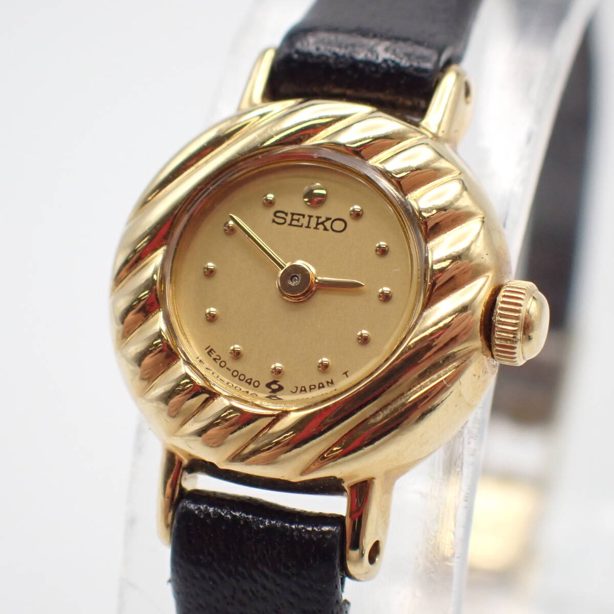 1円～☆SEIKO セイコー QZ レディース腕時計 1E20-0020 ゴールド文字盤 ラウンド 2針 アナログ アンティーク/千0410-1000