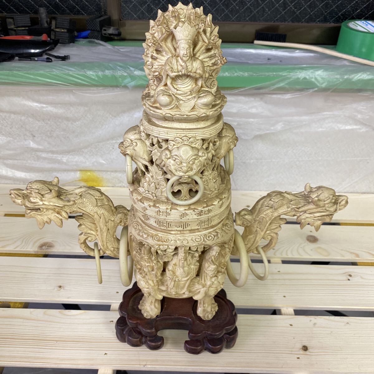 旧家収蔵品 材質不明 香炉 三足鼎 東洋彫刻 龍 仏像 置物 台座付　 オブジェ 東洋彫刻 骨董品