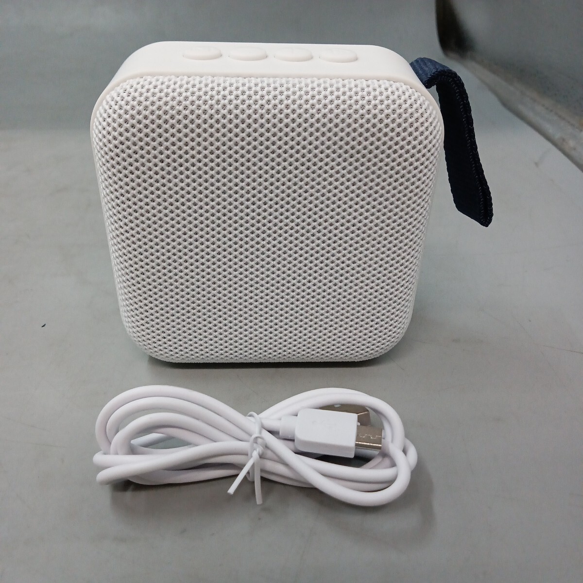 D Calvin Klein カルバン・クライン スピーカー Bluetooth ホワイト コンパクト