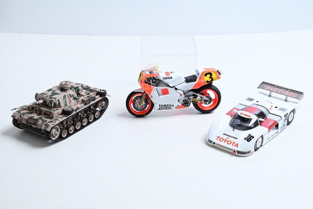 24/83/6 組立・塗装済み プラモデル 3点 ヤマハ Y2R500(OW98) トヨタ トムス 84c ドイツⅢ号戦車L型