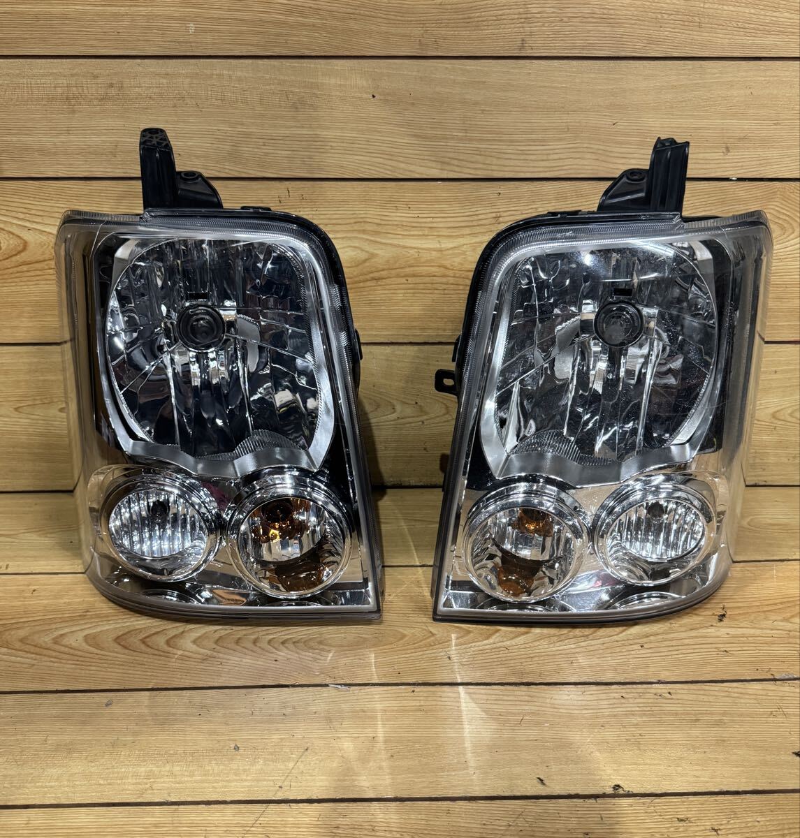 スズキ エブリィワゴン DA64W 純正 ヘッドライト 左右セット ヘッドランプ HCR-503 LE04H6128 中古品 ( 1300 ）