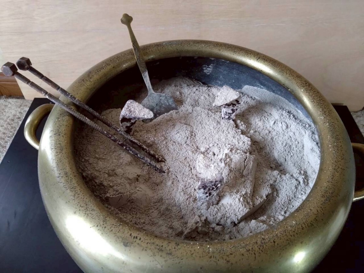 三徳付き 火鉢 火箸火ベラ付き 使用感あり 修繕跡あり 骨董品 三徳 昭和レトロ 灰 囲炉裏