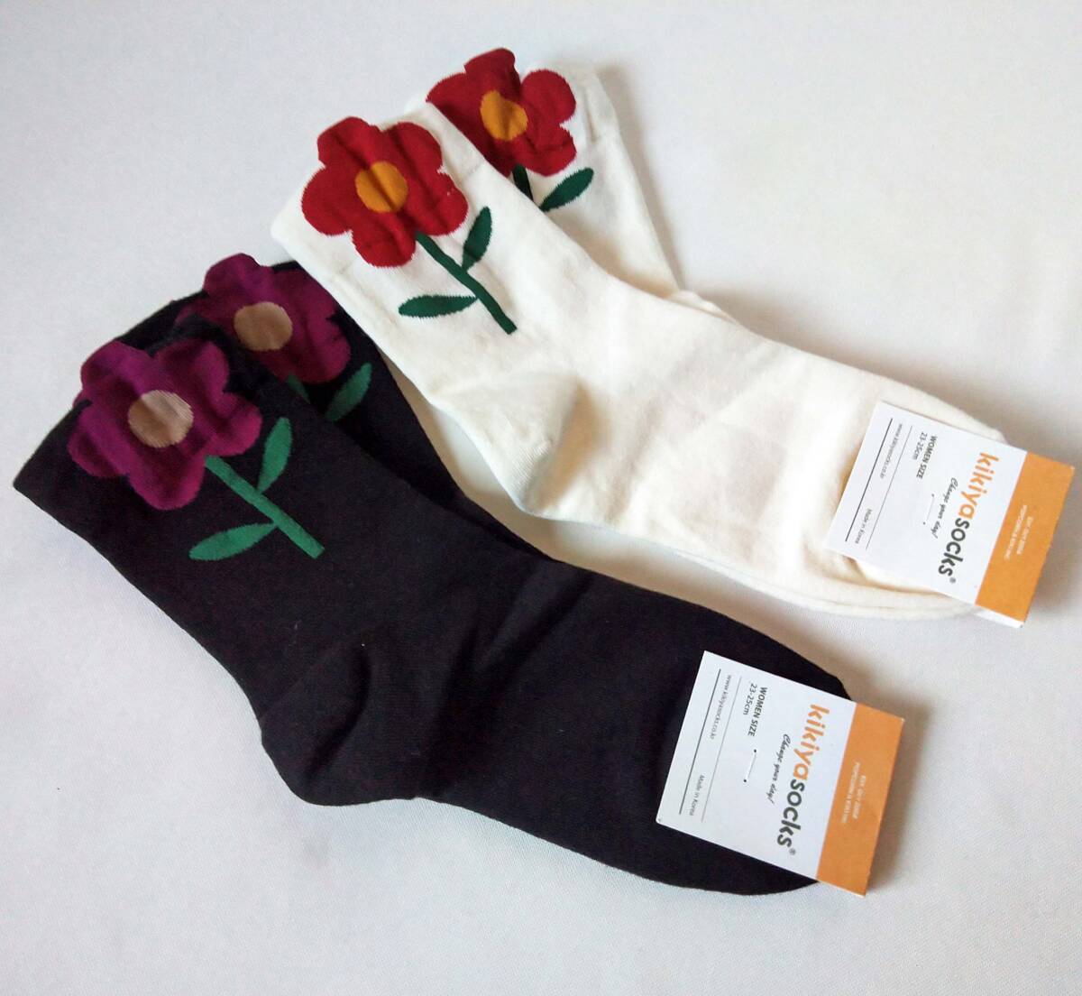 Kikiya キキヤ 新品 大きなお花モチーフ 黒・白系 韓国クルーソックス 23-25cm 2足組 送料無料