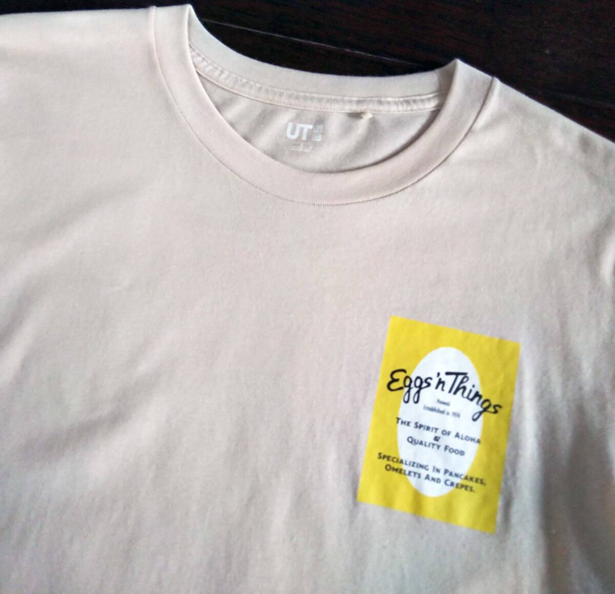 UT ユニクロ Egg'n Things エッグスンシングス♪ ザ・ブランズ ハワイアンロゴ ベージュ系半袖Tシャツ S 送料無料