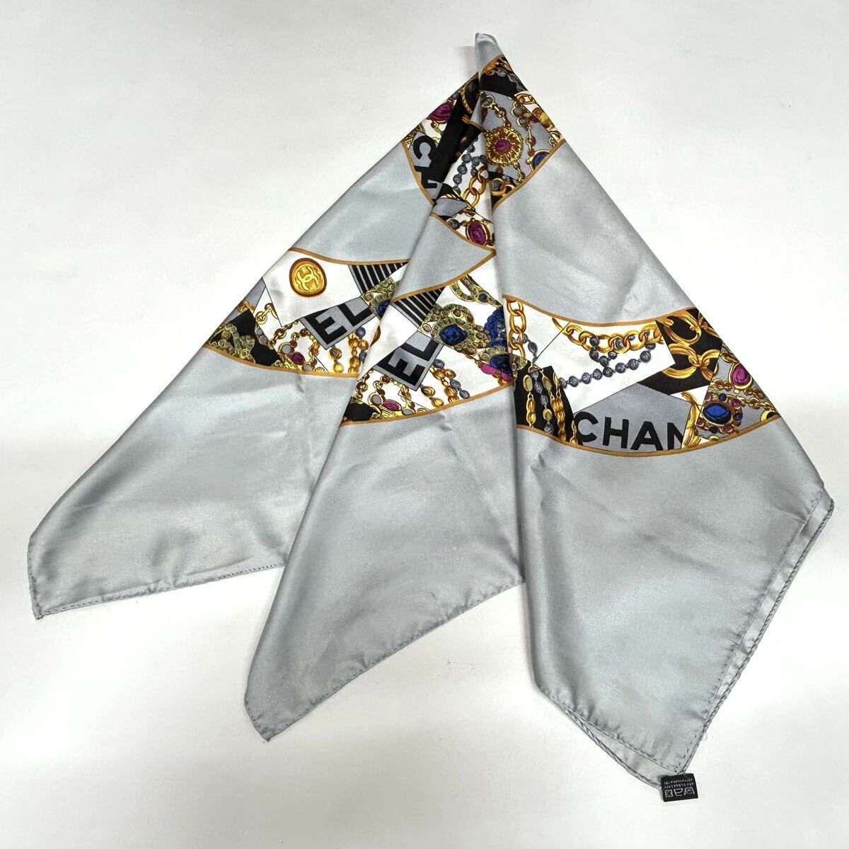 【TTH036】CHANEL シャネル スカーフ 大判 シルク100% ココマーク ロゴ グレー系 チェーン柄 マルチカラー ファッション 服飾小物