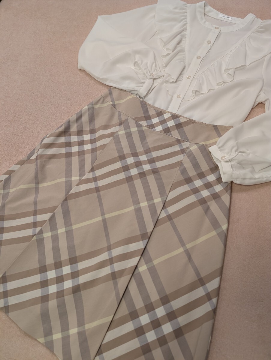 [美品★クリーニング済]BURBERRY★バーバリーロンドン ビッグチェック 春夏ベージュ系　膝丈スカート プリーツスカート フレアスカート 38 