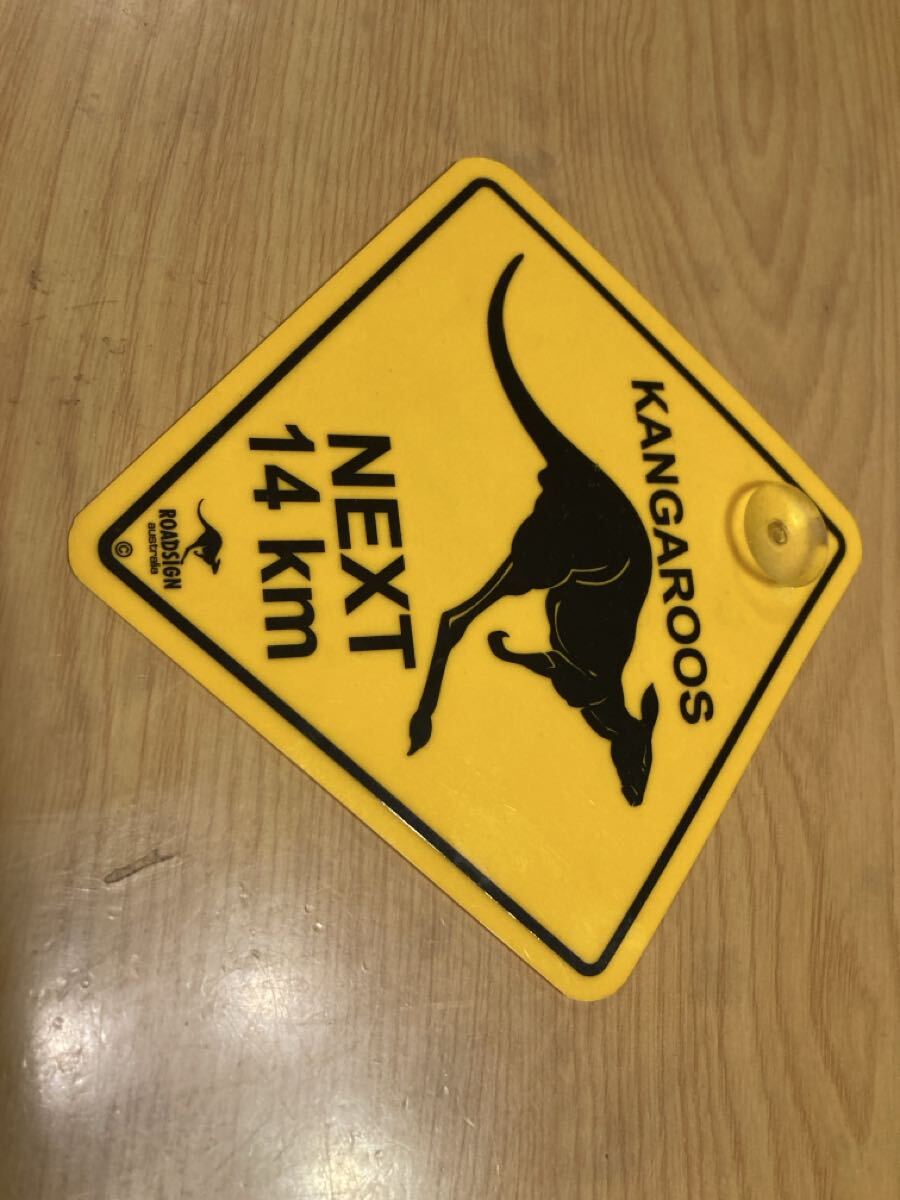 【車窓にオシャレ】オーストラリア カンガルー 道路標識風 プラスチックプレート NEXT 14km