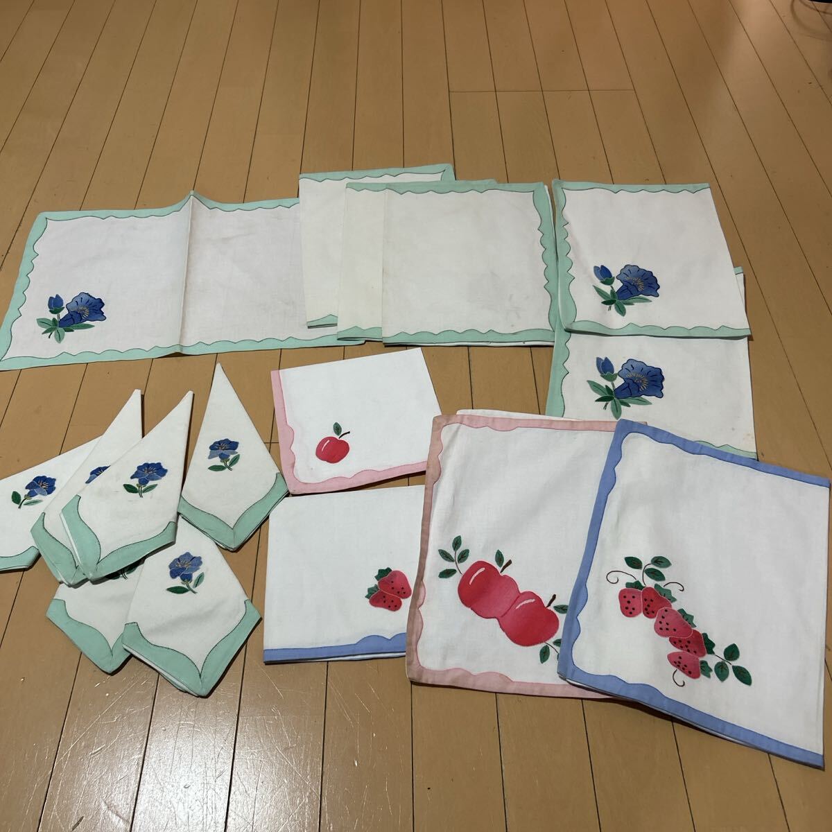 新品未使用シミあり刺繍テーブルセンターまとめ売り16枚セット　テーブルクロス