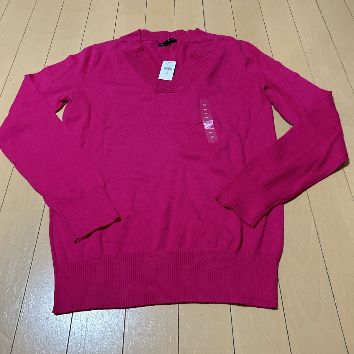 新品未使用ギャップGAP薄手VネックセーターMピンク