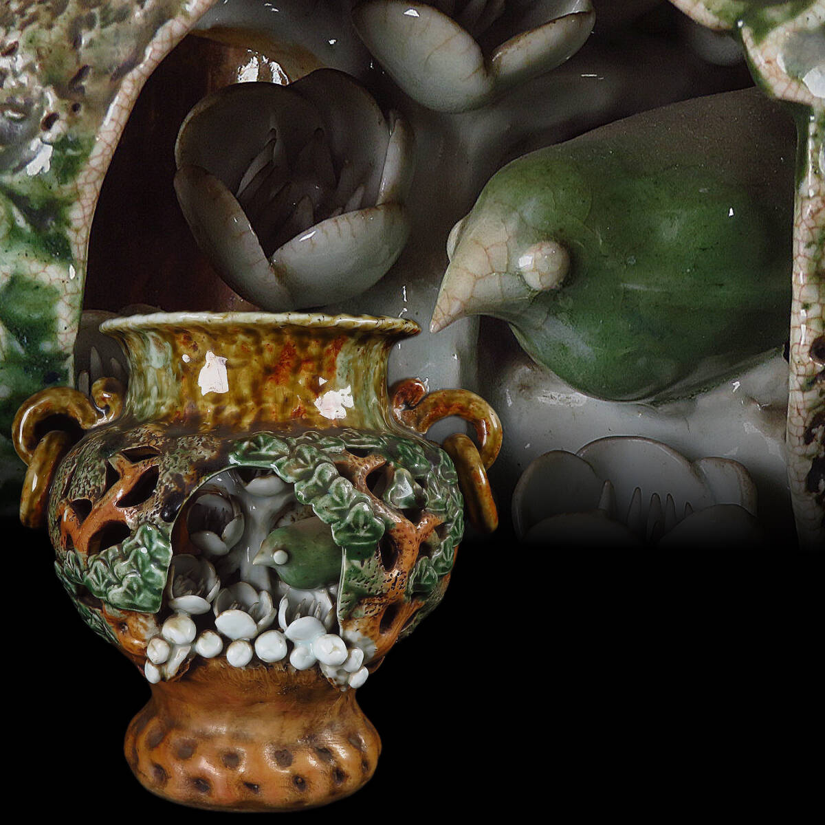 【SAKURAYA】細密立体彫刻の希少な作品【大川内焼 花鳥浮彫花瓶】鍋島焼 飾壺 壷 花器 花入 希少品 時代 骨董品 古美術品 高さ22cm