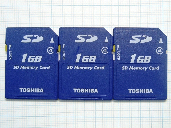 ★TOSHIBA ＳＤメモリーカード １ＧＢ ３枚 中古★送料８５円・１８５円