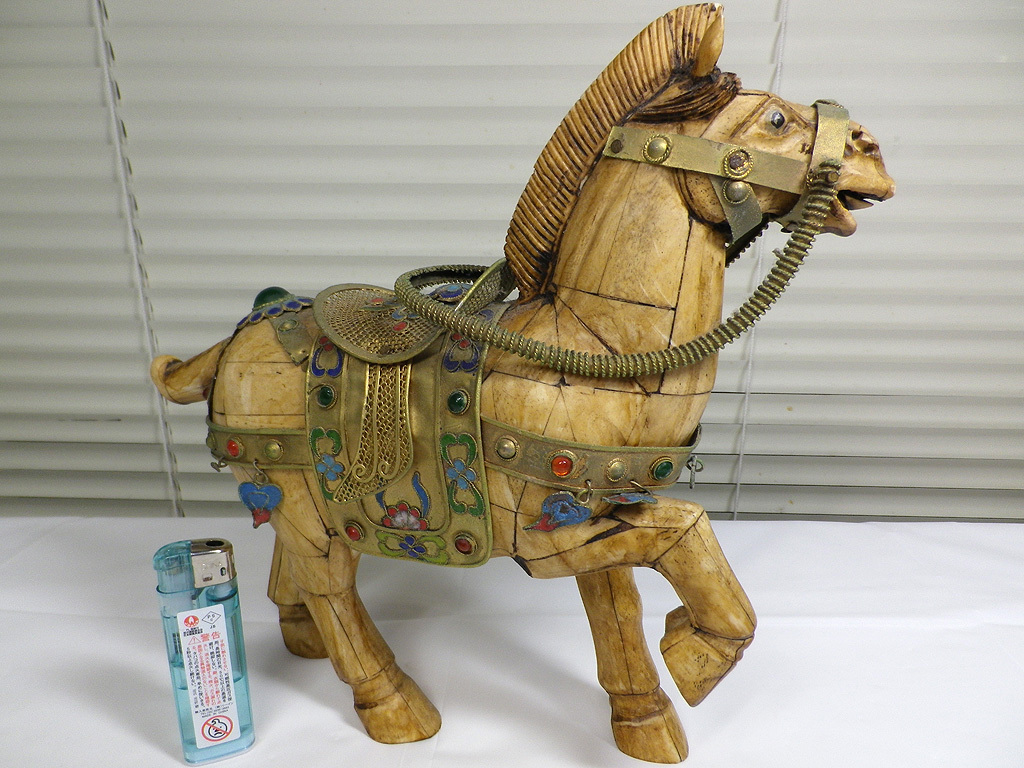 骨細工 骨彫りの馬俑 モザイク模様 中国彫刻 美術 宝石象嵌の鞍