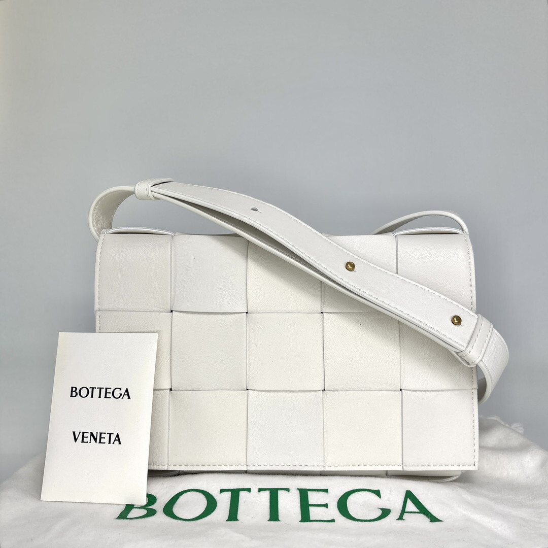 新品同様 bottega Veneta ボッテガヴェネタ カセット マキシ イントレチャート ショルダーバッグ ホワイト/白 メンズ レディース