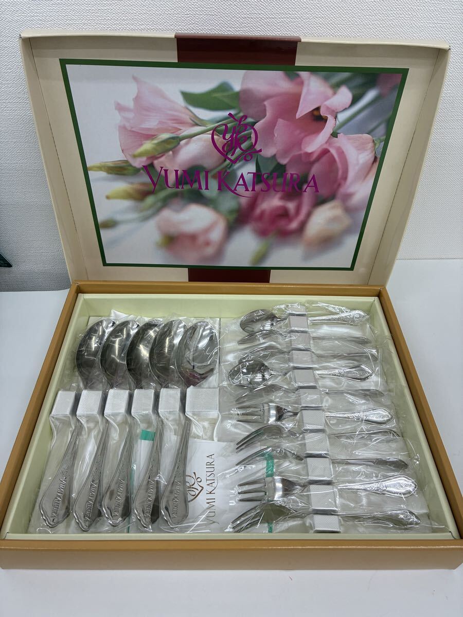 1223【未使用】YUMI KATSURA カトラリー 15点セット 桂由美 スプーン フォーク ローズ 彫刻 シルバーカラー 共箱付き 華やか ティータイム