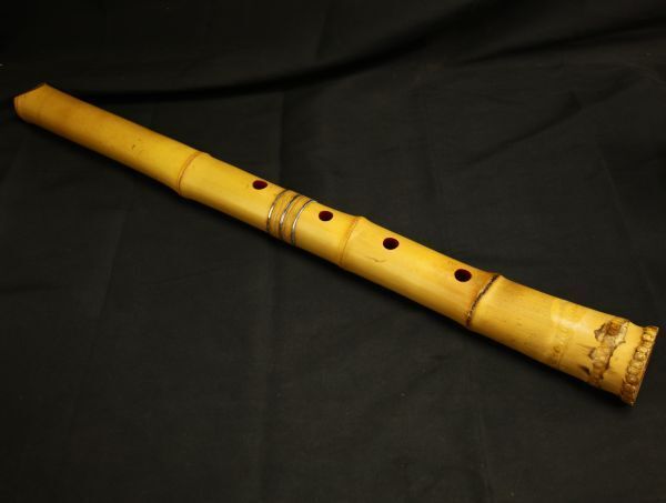 在銘 二本継尺八 銘秀重 使用浅と思われる 54.5cm程度 現状にて 　　　　　　　　　　　　　　　検索→骨董和楽器 琴古流 都山流 竹工芸