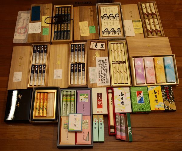 未使用保管品 木箱入高級線香多量にまとめて 玉初堂法円 薫寿堂 梅栄堂好文木 薫玉堂花絃 伽羅青雲など 　　　　　検索→白檀 沈香 香木