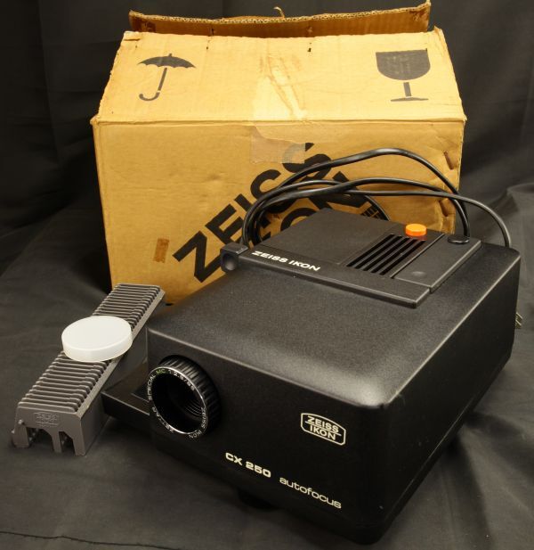 箱入り 未使用か使用浅 ZEISS IKON スライドプロジェクター CX250 autofocus LENS ZETTAR SPECIAL MC 1:2.8/85 MADE IN WEST GERMANY