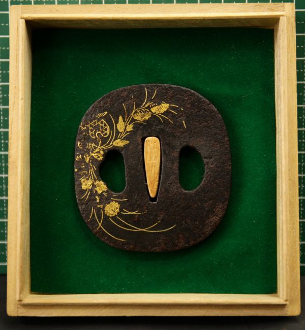 細密鍛金象嵌 時代古鉄造草花文鍔 68×68mm 厚さ5mm弱