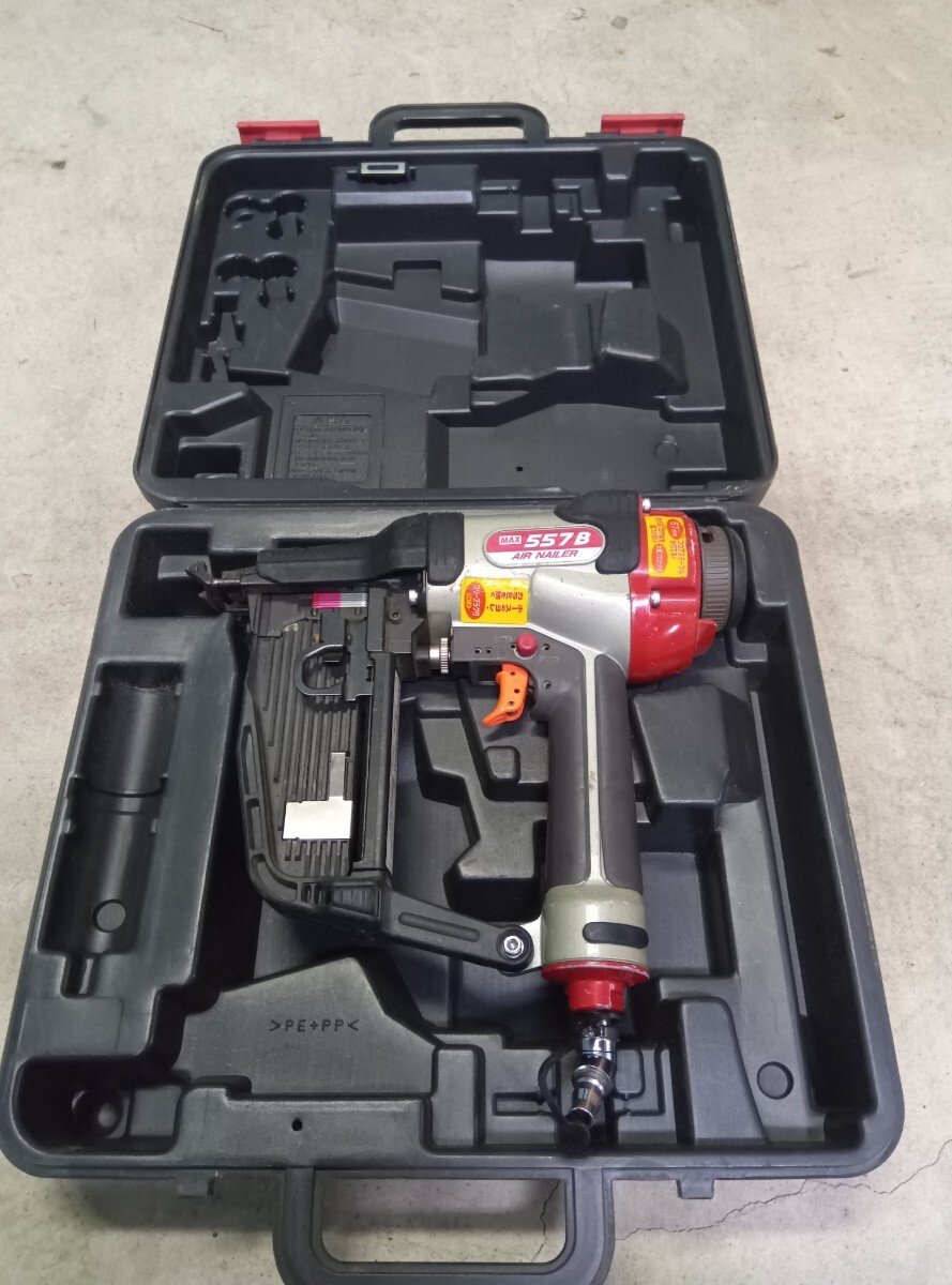 【中古品】MAX マックス 常圧 フロア用エアネイラ TA-557B/957T フロア ケース付 フロアタッカー エアタッカー動作確認済み 
