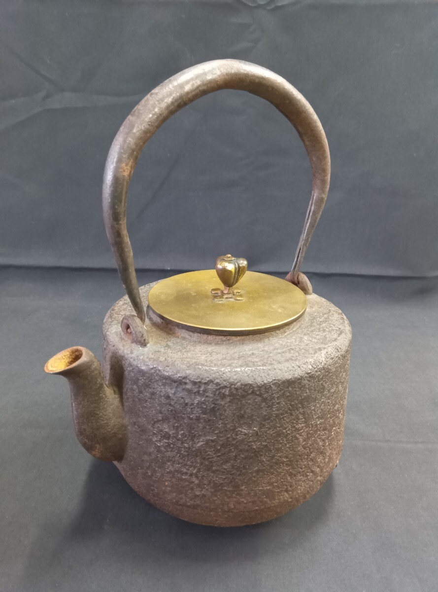 【当時物】鉄瓶 並 刻銘あり 鉄製急須 鉄器 湯沸し 煎茶道具 和小物 古小物 昭和レトロ 古美術 アンティーク 金属工芸 工芸品