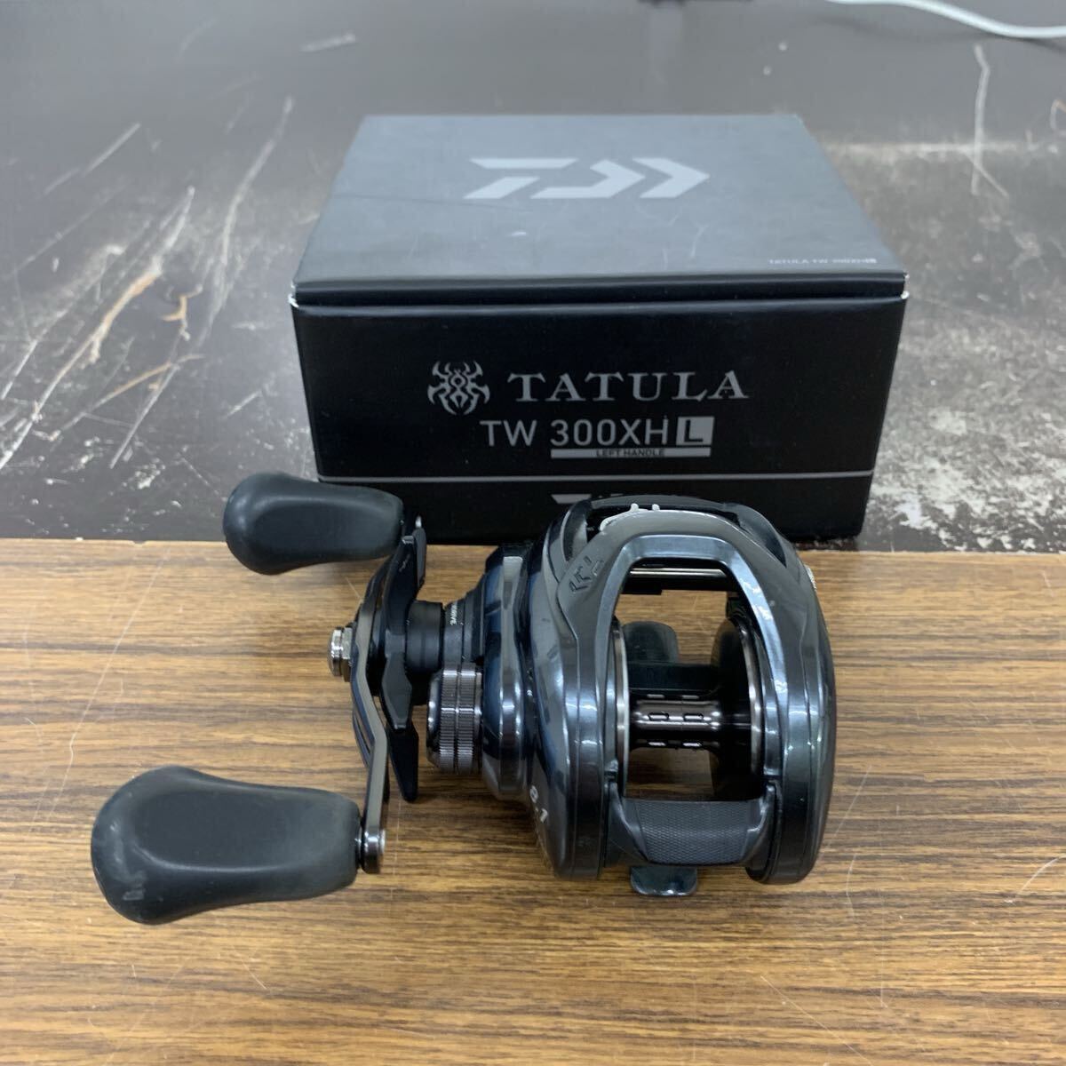 中古品 DAIWA 21 タトゥーラ TW 300XH L 左ハンドル ベイトリール TATULA ダイワ