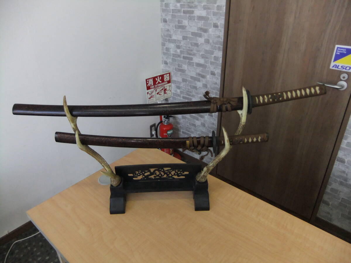 【50704】模造刀　台付き　置物　美術　オブジェ　2本