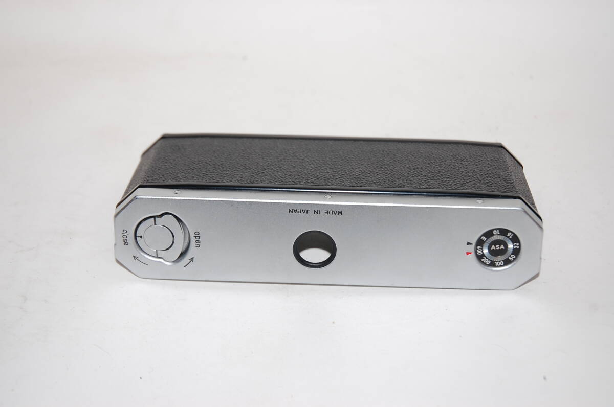 ニコンF用　裏蓋のみ凹み無　きれい　　　　　　　青197　　　　　　　　　