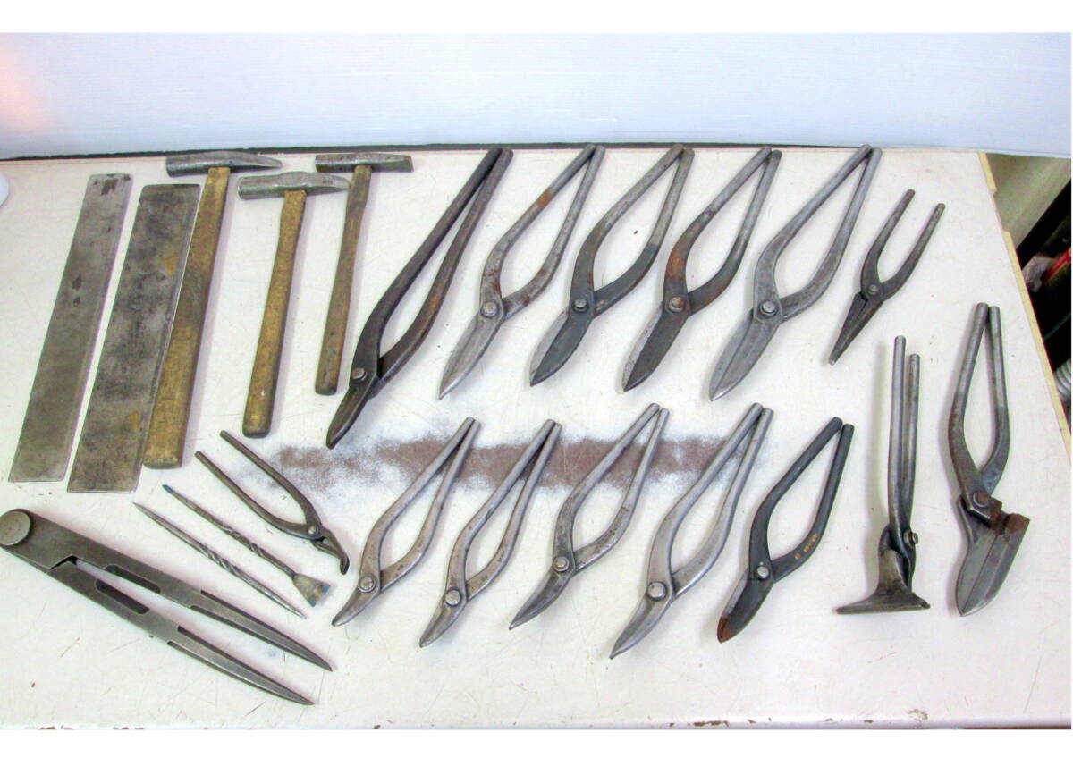 《604046》板金道具 ② / 金切鋏 金槌 コンパス 平ツカミ ケガキ針 他【22点】大工 職人使用品