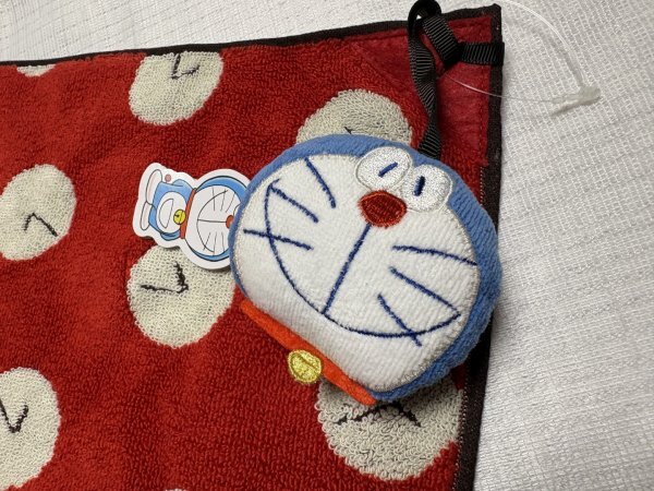 ☆新品☆ドラえもん/ハンドタオルハンカチ１枚/可愛いフェイスマスコット付き/赤