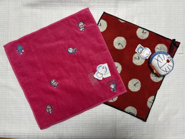 ☆新品☆ドラえもん/ハンドタオルハンカチ２枚/可愛いフェイスマスコット付き/赤＆刺繍ドアピンク