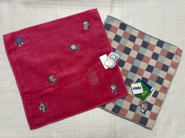 ☆新品☆ドラえもん/ハンドタオルハンカチ２枚/市松模様ピンク青＆刺繍ドアピンク