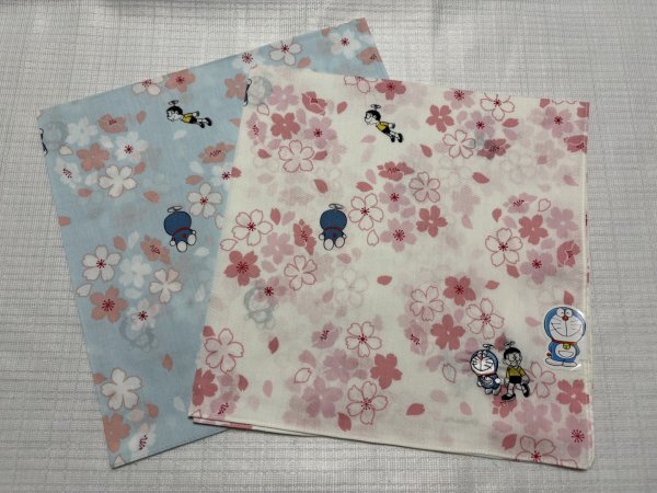 ☆新品☆ドラえもん/可愛い大判ハンカチ２枚/さくら柄/白＆水色