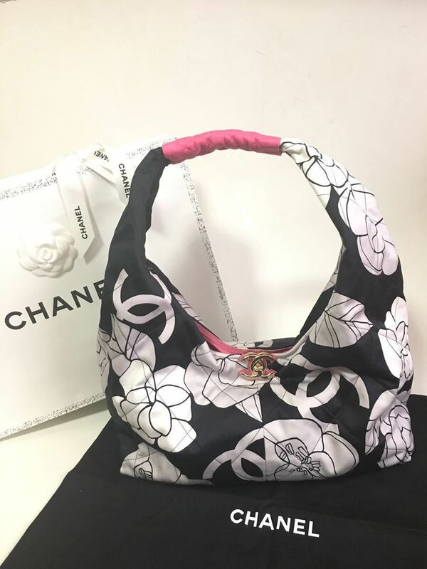 【WILD CHAMOMILE'S】CHANEL Hobo Bag （世界完売品）2021コレクション　お値下げ中！(日本価格 約55万円)