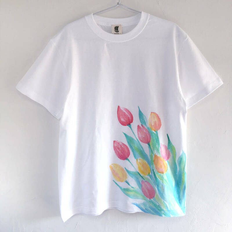 チューリップ柄Tシャツ メンズLサイズ　手描きで描いたチューリップの花柄Tシャツ