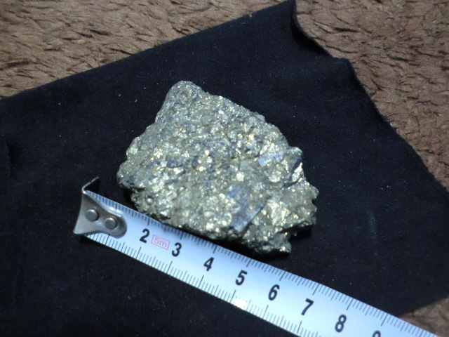 黄銅鉱　原石　約170ｇ　　詳細不明　　凄く輝いています。　コレクションにお勧め