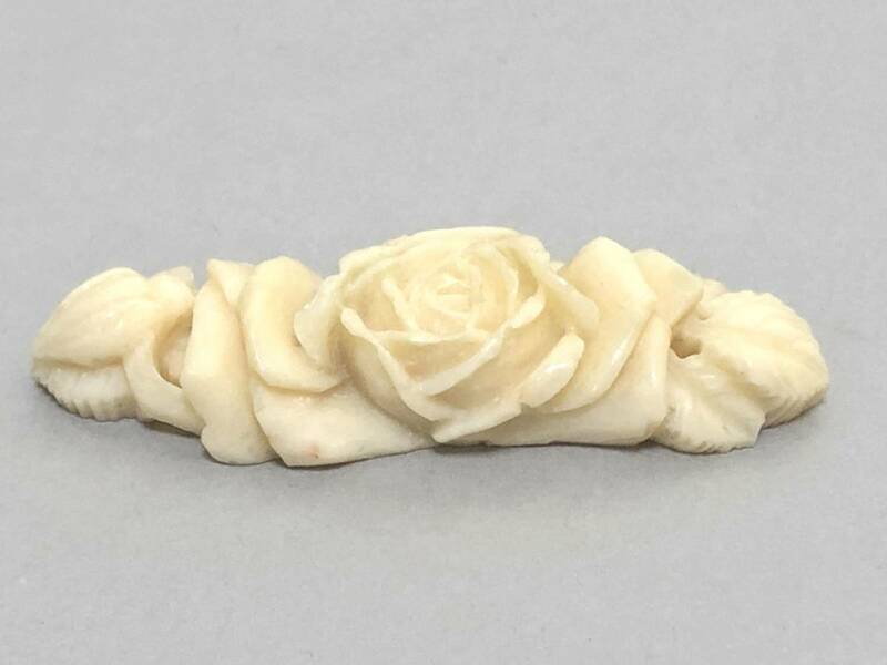 TF28 美品 帯留め用 ブローチ用 ルース 本珊瑚 サンゴ 細密細工 薔薇彫刻 幅5.1cm 重11g 和装小物