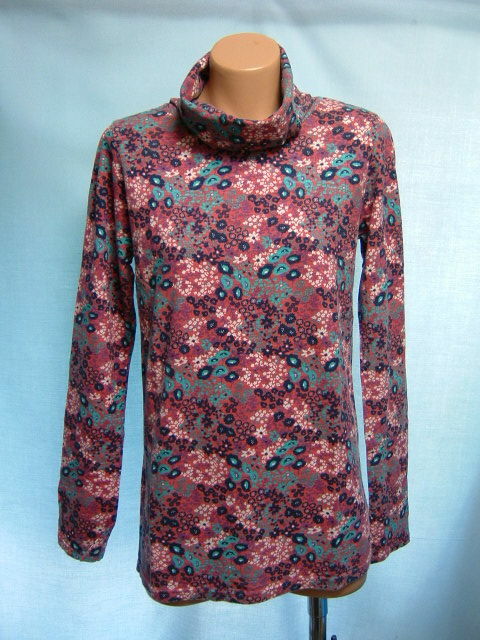 キューブシュガー　タートルネック　（サイズＭ）　花柄の長袖シャツ（カットソー）　パープル系　CUBE SUGAR　
